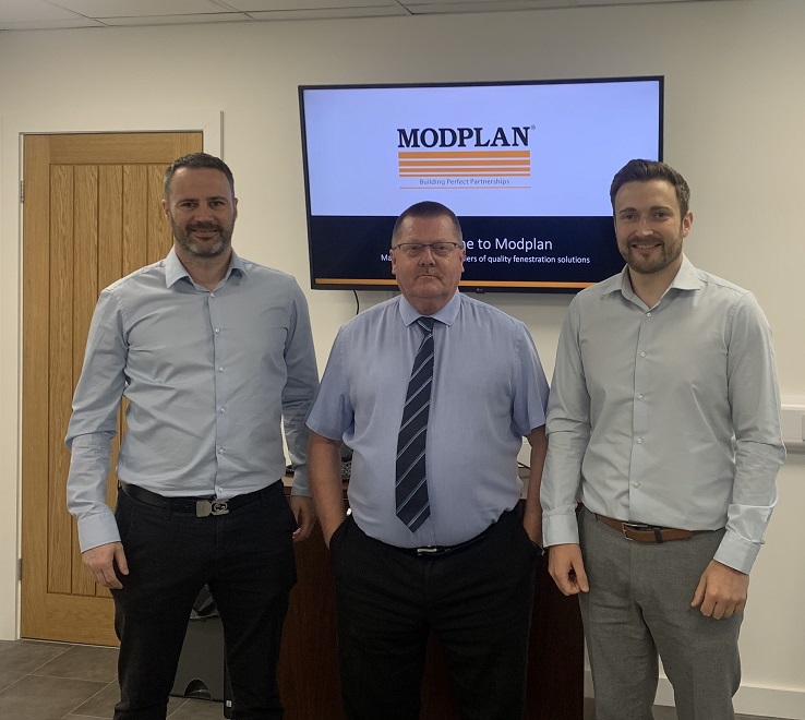 Modplan’s Gareth Burgess and Matthew Davies either side of field sales manager, Ian Lewis
