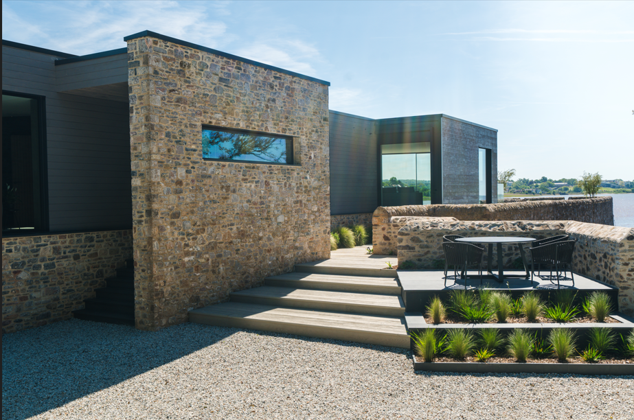 Coastal performance for estuary boathouse